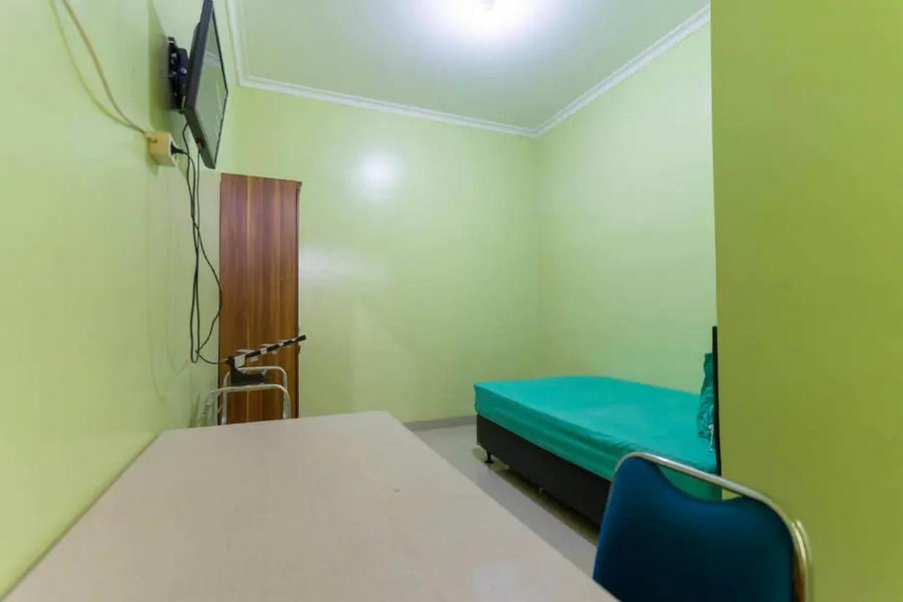Kostawira Syariah Bintaro Mitra Reddoorz Hotel Mencil Exterior foto
