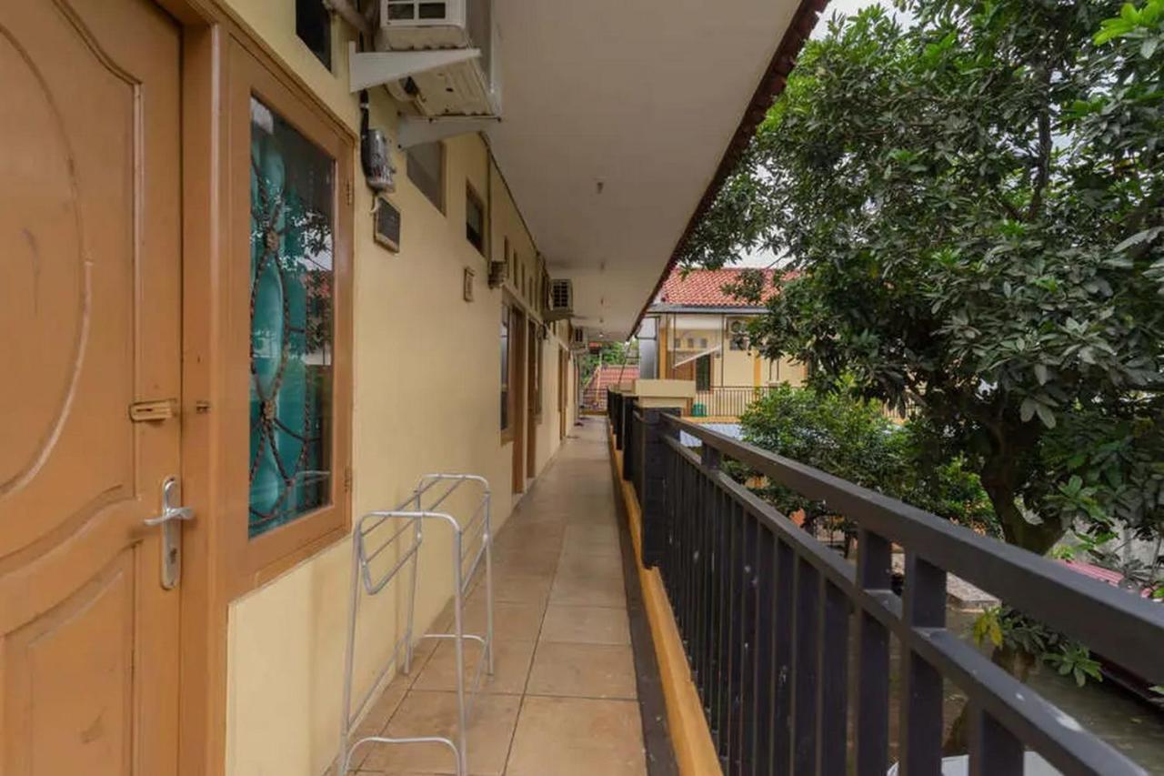 Kostawira Syariah Bintaro Mitra Reddoorz Hotel Mencil Exterior foto