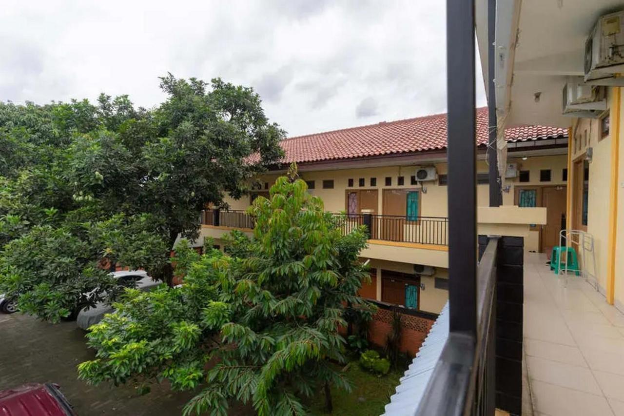 Kostawira Syariah Bintaro Mitra Reddoorz Hotel Mencil Exterior foto