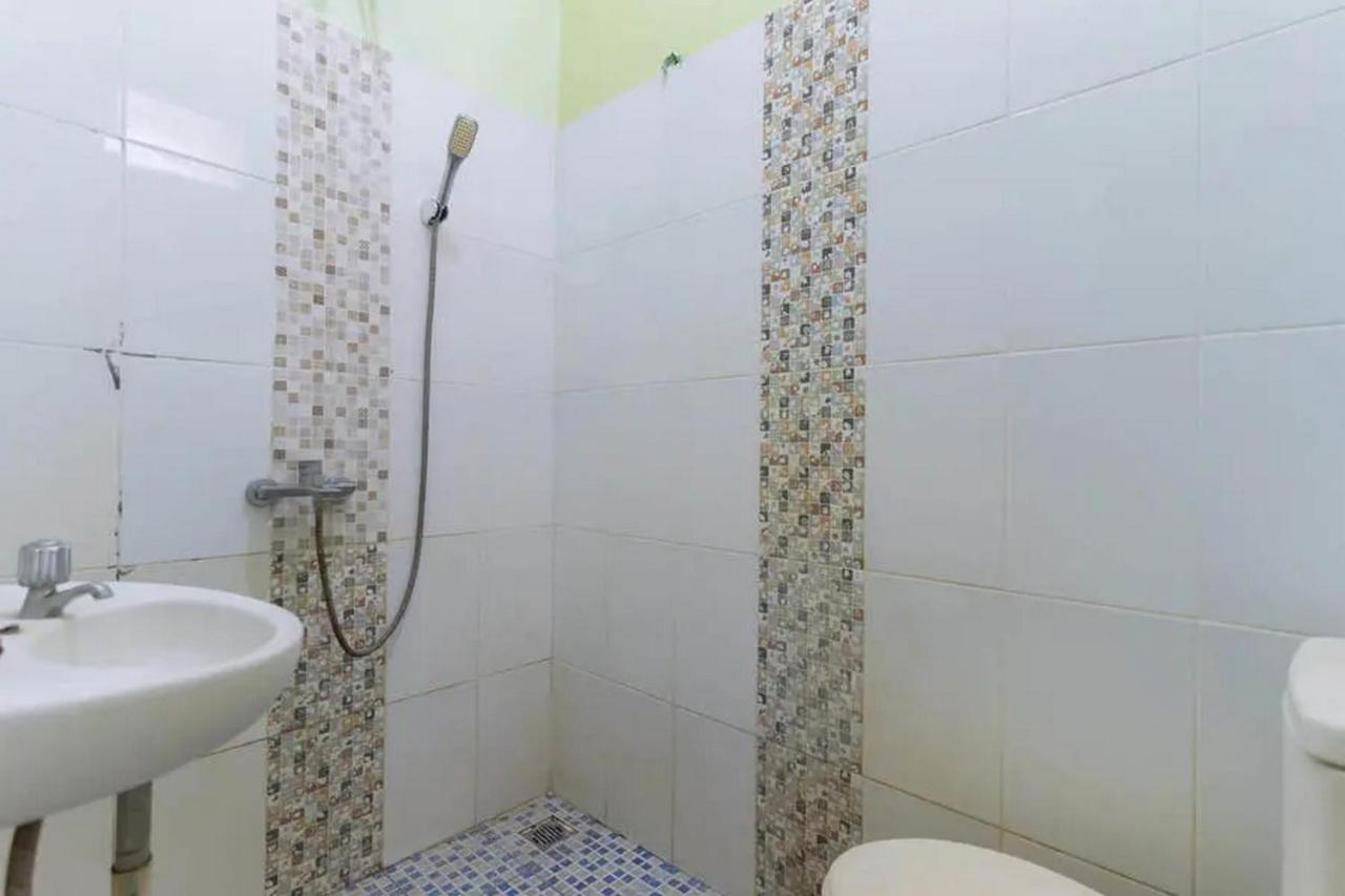 Kostawira Syariah Bintaro Mitra Reddoorz Hotel Mencil Exterior foto